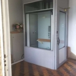 Casa com potencial residencial ou comercial, localizada em frente à Avenida Cristóvão Colombo.