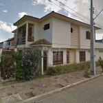 Excelente casa com dois pavimentos, o imóvel possui pátio na frente e fundos, com 3 dormitórios sendo uma suite, banheiro social e lavabo, foi recentemente reformada com um excelente acabamento, área 