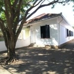 Excelente casa para alugar no bairro Teresópolis em Porto Alegre.&lt;BR&gt;Imóvel possui área privativa de aproximadamente 156 m², 3 dormitórios, 2 banheiros, pátio, piso parquet, ensolarado e ótima v