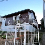 Casa principal de madeira nobre jatobá,  duplada,  com piso frio na cozinha e banheiros todos em material, com 3 dormitórios 2 banheiros sendo um suite. A casa dos fundos é de cedro com piso frio , co