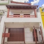 Excelente casa com 3 pavimentos, 5 dormitórios, sendo 2 suítes, 3 banheiros sociais, sendo 1 com banheira de hidromassagem, amplo living no térreo para atividade comercial ou residencial, cozinha, áre