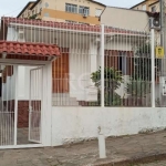 Excelente casa, bem localizada, a poucos metros do novo záffari Teresópolis, Bourbon Shopping e complexo do Hospital Moinhos, com bastante potencial, teto de Laje pré moldadas(caso queira construir um