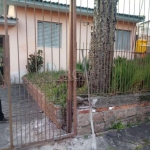 Casa com sala ampla, 2 dormitórios, copa cozinha,pátio na frente e fundos e árvores frutíferas. Vaga coberta para dois carros.