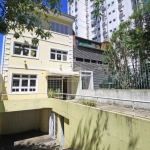 Excelente casa no bairro Rio Branco. O 1º pavimento conta com espaço para 3 ambientes, cozinha e banheiro com acessibilidade. O 2º pavimento possui espaço para 2 ambientes, 1 suíte e 1 banheiro social