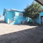 Excelente casa residencial, dois dormitórios um com ar-condicionado,  toda reformada, piso vinílico na sala e quartos,  cozinha e banheiro piso frio, sala com teto rebaixado em gesso, garagem coberta 