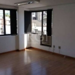 Ótima sala comercial no bairro Floresta, próxima do Shopping Total e Hospital Moinhos de Vento, desocupada, com 36m² privativos. Sala ampla com piso laminado, forro em gesso, espaço com divisória e pi