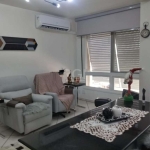 Vende-se apartamento impecável de 2 dormitórios, ensolarado, ventilado, banheiro social, living amplo em 2 ambientes, cozinha americana, área de serviço e 1 vaga de garagem. Prédio com elevador,  área