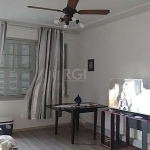 Vende apartamento de fundos  com 90,30 m2 , sendo 3 dormitórios  living dois ambientes , copa cozinha , espaço área intima que comporta um escritório ou sala para tv , banheiro auxiliar  área coberta 