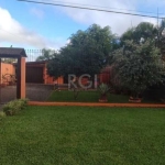 Ótima casa na zona sul de Porto Alegre, com 3 dormitórios, amplo living, cozinha, garagem para 3 carros, terreno com 350 m², localização calma com todos os recurso próximos. Agende sua visita e surpre