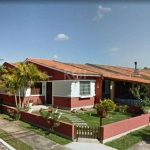 Casa de esquina com 3 dormitórios, amplo living, cozinha, banheiro e lavanderia. Garagem coberta para 2 carros. lindo jardim, muito bem cuidado e arborizado. Ótima localização fazendo esquina com rua 