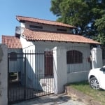 Casas/terreno = medidas de 9,90 x 34,87 - possui 02 casas, pátio com pequeno declive e gradeado, árvore frutífera, casa principal com 03 quartos, sala, cozinha, banheiro, sótão Agende uma visita com u