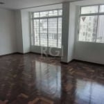 APARTAMENTO DE 2 DORMITÓRIOS,  60,82 m² em ótimo estado de conservação de FRENTE no CENTRO HISTÓRICO, Rua Mal. Floriano Peixoto. Teto de gesso rebaixado. Sala, cozinha e área de  serviço com piso frio