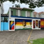 Casa com 4 quartos 2 banheiros, garagem 2 carros, CFTV, alarme, salão de festa que pode ser um apto com entrada independente, ligação pra junker, calçada com 9 MTS de largura, excelente para comércio 