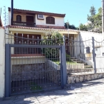 Casa de 3 dormitórios no bairro Santo Antônio. Semi mobiliada tendo 1 suíte com sacada mais gabinete, hall de entrada, amplo living com 3 ambientes, lareira, lavabo, 2 jardins internos, 4 banheiros, c