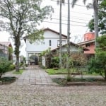 Casa a venda na rua Coroados, no bairro Vila Assunção. Estilo modernista da década de 70, com 256m² e terreno com 650m². Ambientes amplos, orientação solar em todos os cômodos e ventilação cruzada dev