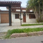 Casa com três Dormitórios , Um na parte inferior, Sala de Estar ,Sala de Jantar, Banheiro, Mais dois parte Superior, Sendo um Suíte, Pátio nos fundos enorme, Área de serviço,1vaga de veiculo coberta ,