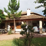 Casa de alvenaria no bairro Boa Vista do Sul, com 02 dormitórios, sendo uma suíte, ampla sala de estar/jantar, cozinha integrada, garagem lateral coberta para até 04 carros, área de serviço, área de c