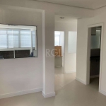 Sala comercial na Getúlio Vargas com 81,92m² privativos, com vaga garagem, portaria, banheiro .Imóvel todo reformado, pintura nova e porcelanato e semi mobiliado Condomínio com salão de festas e ótima