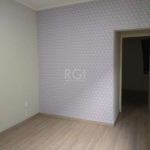 Lindo apartamento de 1 dormitório, living 2 ambientes, banheiro, cozinha e área de serviço conjugada. &lt;BR&gt;Condomínio  muito bem localizado!