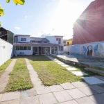 Casa na Zona Sul com 4 dormitórios, vaga para até 3 carros, amplo living com cozinha integrada, salao de festas com espaço gourmet, suite master com sacada, piscina, pátio e área de serviço.&lt;BR&gt;