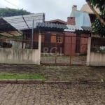 Casa de esquina no bairro Guarujá, a poucas quadras da orla, casa com dois dormitórios, sendo uma suíte com sacada e closet, amplo living, e banheiro social, cozinha com churrasqueira interna. Vaga de