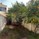 Vende casa com pátio aberto, arborizado no Bairro Cidade Baixa. Localizada na rua Baronesa do Gravatai, ampla casa com 170 m² de área útil. Terreno com largura de 4,00 metros, por 35 metros de comprim