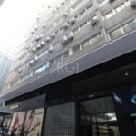 Sala comercial bem localizada no Centro, excelente de sol, andar alto,semi mobiliada, banheiro.&lt;BR&gt;Agende já sua visita!&lt;BR&gt;&lt;BR&gt;Aluguel R$1.100,00 + taxas de aproximadamente R$410,00