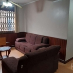 Apartamento de 03 quartos (1 suíte) no bairro Petrópolis, segundo andar de frente.&lt;BR&gt;Semi mobiliado, com uma vaga de garagem coberta e escriturada. Split na suíte e na sala, banheiros com armár