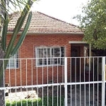 Casa com 3 dormitórios sendo 1 suíte, 3 banheiros, sala, cozinha e área de serviço. Jardim e vaga coberta para dois carros,  Possui uma Edícula com 1 sala e banheiro. Rua tranquila e arborizada, ônibu