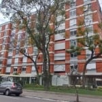 Edifício Marechal Castelo Branco, bairro Praia de Belas em Porto Alegre. Amplo apartamento de 3 dormitórios e dependência completa, de frente a fundos com as melhores orientações solares, todo em parq