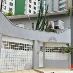 Casa à venda na Vila Mariana de 325m² com 5 dormitórios, sala 2 ambientes, vaga para 10 carros, cozinha planejada, quintal e excelente localização.