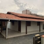 CASA MISTA COM TERRENO DE 300M² A APENAS 300 METROS DO MAR EM BALNEÁRIO PIÇARRAS-SC