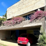 CASA NO MORUMBI E TERRENO ANEXO . PROJETO RUY OTAKE EM CONCRETO APARENTE