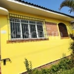 Casa Térrea no Campo Grande, 150m2, com 2 quartos, sala, cozinha com armários,  jardim,  2 vagas.