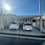 Casa à venda no Condomínio Vila Real com 2 dormitórios, 3 vagas de garagem e quintal. Quintais do I