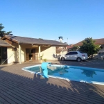 ÓTIMA CASA DE ESQUINA, COM PISCINA E AMPLO QUINTAL, A VENDA EM ITAPOÁ-SC