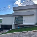 Casa com 03 suítes e muita privacidade dentro de condominio fechado