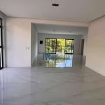 Casa com 03 suítes e muita privacidade dentro de condominio fechado