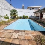 Casa térrea no bairro Tatuapé com piscina.