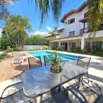 Casa à venda na Granja Viana - 4 suítes com piscina e quadra  esportiva.