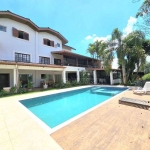 Casa à venda na Granja Viana - 4 suítes com piscina e quadra  esportiva.