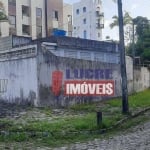 Casa nos Bancários de esquina com 03 quartos e 03 vagas de garagem.