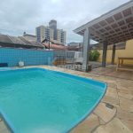 Casa no centro de Balneário Piçarras, com piscina, apenas 300 metros do mar