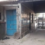 Terreno com uma sala,cozinha e banheiro,garagem para 10 carros e entrada lateral,e fácil acesso ao Metrô Sacoma,em rua movimentada.