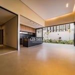 Casa alto padrão no condomínio Alphaville II com três suítes e área gourmet.