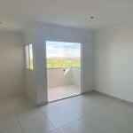 Apartamento no bairro Laranjeiras com dois quartos, uma suíte e sacada.