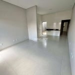 Casa no bairro Shopping Park com dois quartos, uma suíte e três vagas de garagem.