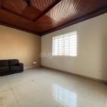 Apartamento sobreloja no bairro Boa Vista com 02 dormitórios e 02 banheiros, sala ampla e varanda.