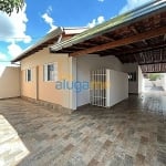 Casa comercial ou residencial com 3 dormitórios (1 suíte) e 3 vagas de garagem com amplo quintal.