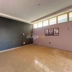 Casa residencial ou comercial, com 02 ambientes de sala, 03 dormitórios na frente e mais 03 salas nos fundos.